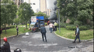 电动自行车锂电池故障引发连营火灾，18车遭殃现场狼藉，警钟长鸣！