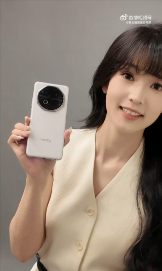 美女产品经理晒魅族Note 16定妆照，纯白机身设计亮眼，八边形镜头瞩目