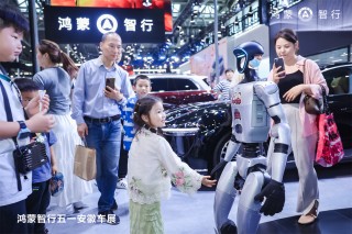 华为鸿蒙智行亮相安徽五一车展，问界M8首次惊艳登场