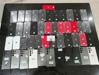 手机盔甲揭示走私真相，两人携带大量iPhone和三星手机入境被查