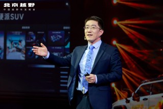 周鸿祎亮相上海车展，喜提新车BJ40增程赤兔版