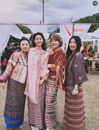 章泽天旅行照曝光，素颜清新亮相