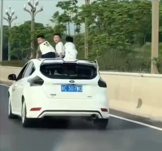 天窗探身酿悲剧，男孩危险行为致人死亡警示案例！