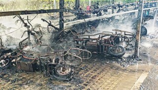 电动自行车锂电池故障引发连营火灾，18车遭殃现场狼藉，警钟长鸣！