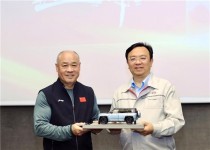 李宁体验仰望U8应急浮水功能，赞不绝口并竖大拇指赞赏，科技与实用完美结合