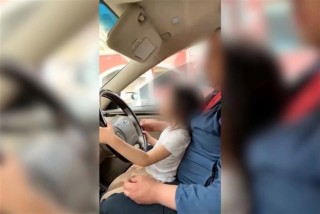 两岁孩童高速驾车惊现，父亲淡定态度引发网友愤怒，害人害己的行为
