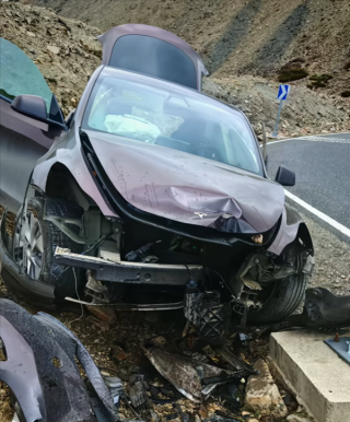 特斯拉Model Y高原反应致时速超百冲出道路，幸无起火爆炸事故