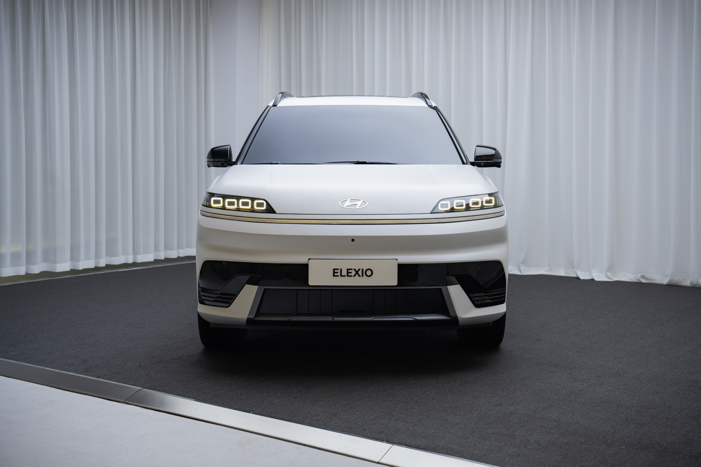 北京现代首款纯电平台SUV ELEXIO亮相，配备布加迪同款日行灯全球首发  第1张